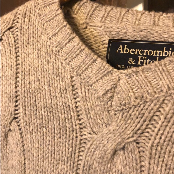 Abercrombie chunky cable knit V-neck sweater - Picture 2 of 6